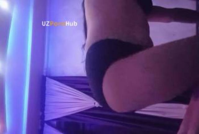 Молодая узбечка позирует на камеру и танцует